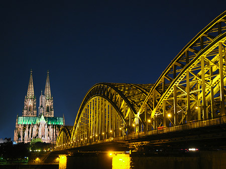 Kölner Dom hinter der Hohenzollernbrücke Fotos