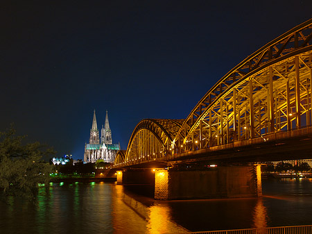 Kölner Dom hinter der Hohenzollernbrücke Foto 