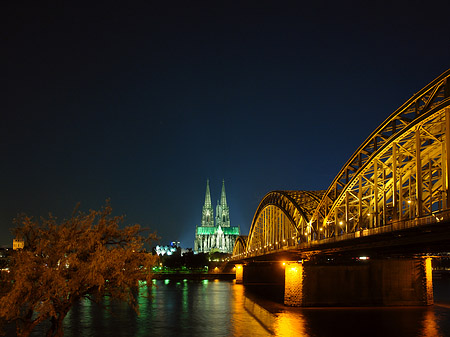 Kölner Dom hinter der Hohenzollernbrücke Fotos