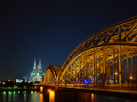 Kölner Dom hinter der Hohenzollernbrücke Fotos