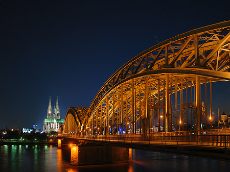 Kölner Dom hinter der Hohenzollernbrücke Fotos