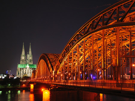 Fotos Kölner Dom hinter der Hohenzollernbrücke