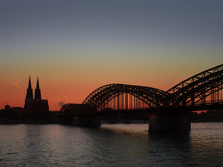 Kölner Dom hinter der Hohenzollernbrücke