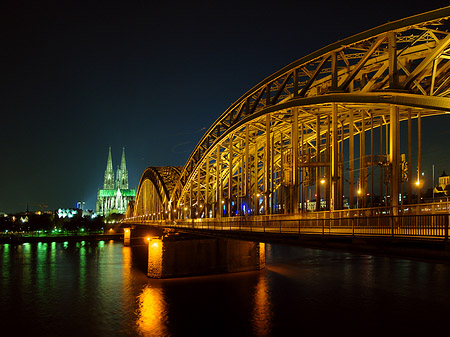 Fotos Kölner Dom hinter der Hohenzollernbrücke