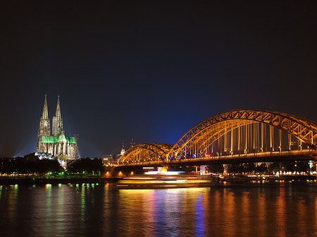 Kölner Dom hinter der Hohenzollernbrücke