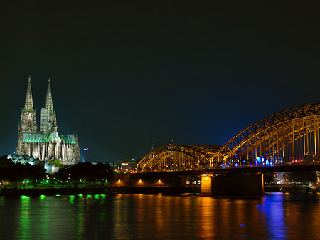 Foto Kölner Dom hinter der Hohenzollernbrücke