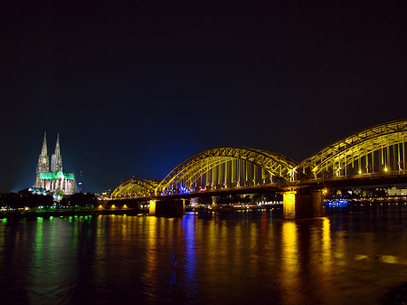 Kölner Dom hinter der Hohenzollernbrücke Fotos