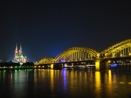 Kölner Dom hinter der Hohenzollernbrücke Fotos