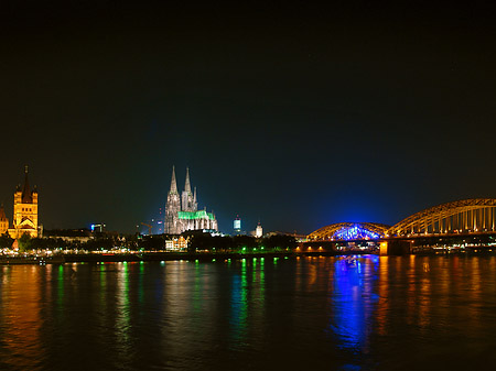 Kölner Dom hinter der Hohenzollernbrücke Foto 