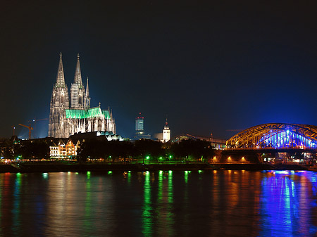 Fotos Kölner Dom hinter der Hohenzollernbrücke | Köln