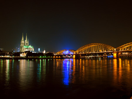 Fotos Kölner Dom hinter der Hohenzollernbrücke