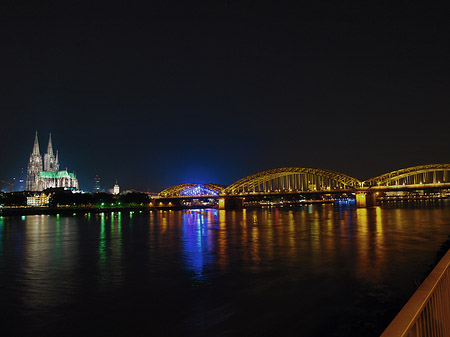 Kölner Dom hinter der Hohenzollernbrücke Fotos