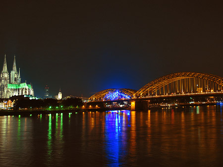 Foto Kölner Dom hinter der Hohenzollernbrücke - Köln