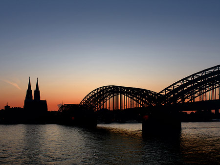 Kölner Dom hinter der Hohenzollernbrücke