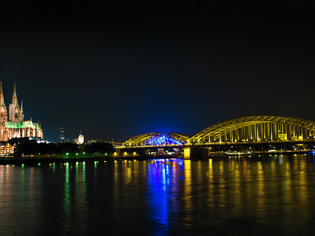 Kölner Dom hinter der Hohenzollernbrücke