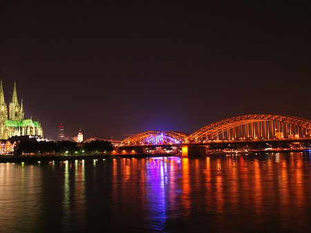 Foto Kölner Dom hinter der Hohenzollernbrücke