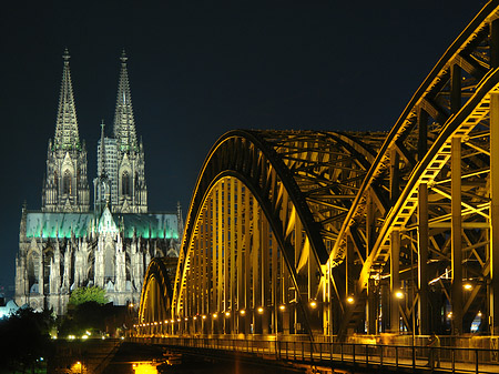 Foto Kölner Dom hinter der Hohenzollernbrücke - Köln