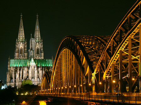 Kölner Dom hinter der Hohenzollernbrücke