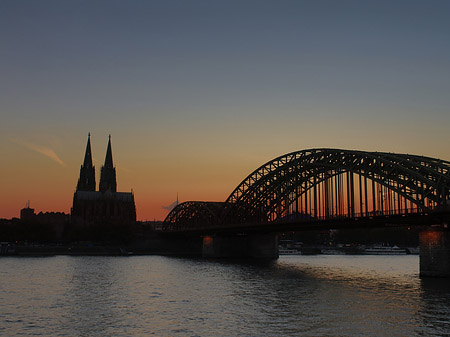 Fotos Kölner Dom hinter der Hohenzollernbrücke