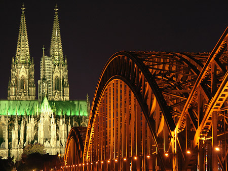 Foto Kölner Dom hinter der Hohenzollernbrücke - Köln