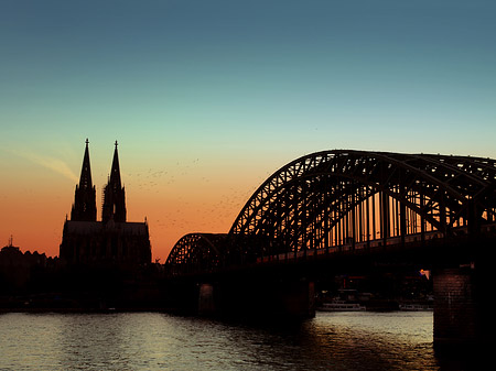 Kölner Dom hinter der Hohenzollernbrücke Foto 