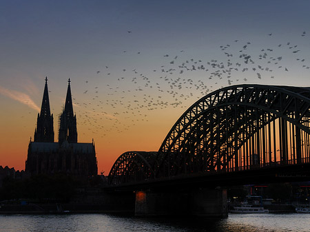 Kölner Dom hinter der Hohenzollernbrücke Foto 