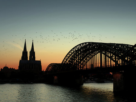 Kölner Dom hinter der Hohenzollernbrücke Fotos