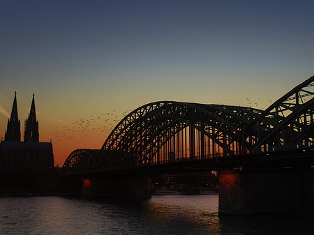 Fotos Kölner Dom hinter der Hohenzollernbrücke