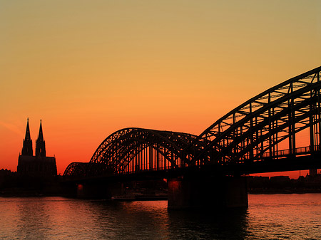 Foto Kölner Dom hinter der Hohenzollernbrücke - Köln