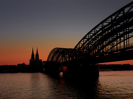 Kölner Dom hinter der Hohenzollernbrücke