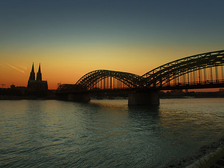 Foto Kölner Dom hinter der Hohenzollernbrücke