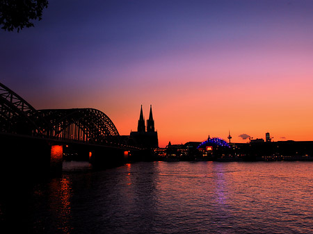 Kölner Dom hinter der Hohenzollernbrücke Fotos