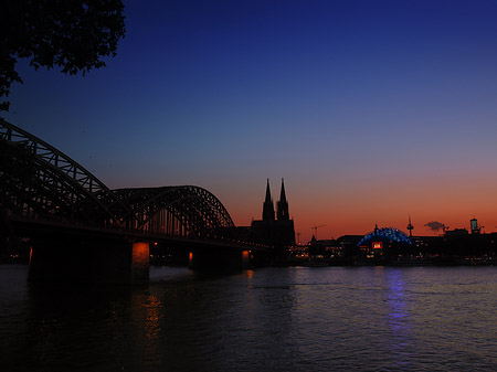 Kölner Dom hinter der Hohenzollernbrücke Foto 