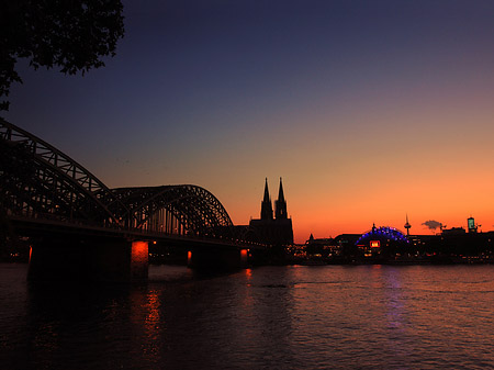 Foto Kölner Dom hinter der Hohenzollernbrücke