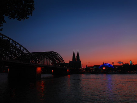 Fotos Kölner Dom hinter der Hohenzollernbrücke