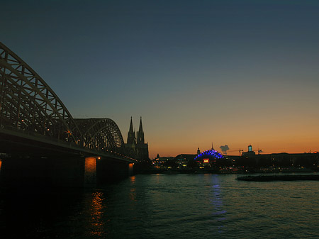 Fotos Kölner Dom hinter der Hohenzollernbrücke