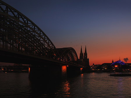 Foto Kölner Dom hinter der Hohenzollernbrücke - Köln