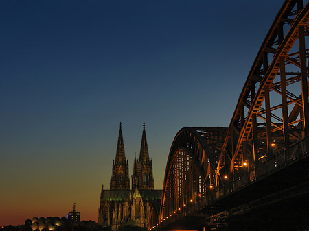 Kölner Dom hinter der Hohenzollernbrücke Foto 