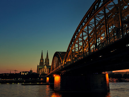 Kölner Dom hinter der Hohenzollernbrücke