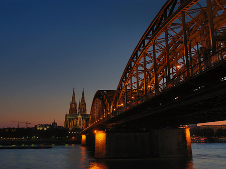 Fotos Kölner Dom hinter der Hohenzollernbrücke