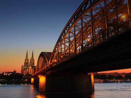 Foto Kölner Dom hinter der Hohenzollernbrücke - Köln