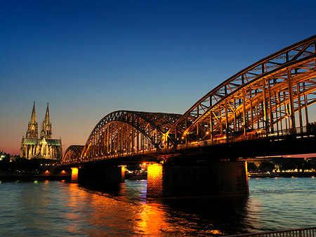 Foto Kölner Dom hinter der Hohenzollernbrücke - Köln