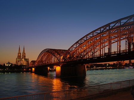 Fotos Kölner Dom hinter der Hohenzollernbrücke