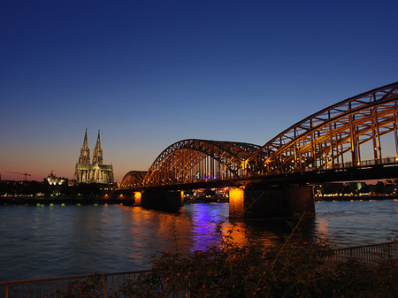 Kölner Dom hinter der Hohenzollernbrücke Foto 