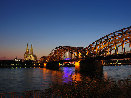 Foto Kölner Dom hinter der Hohenzollernbrücke - Köln