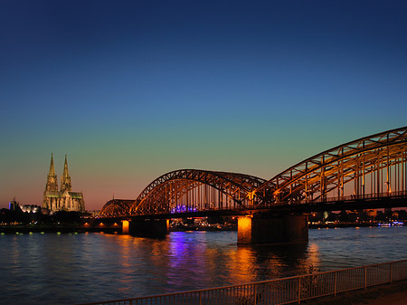 Kölner Dom hinter der Hohenzollernbrücke Foto 