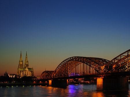 Fotos Kölner Dom hinter der Hohenzollernbrücke