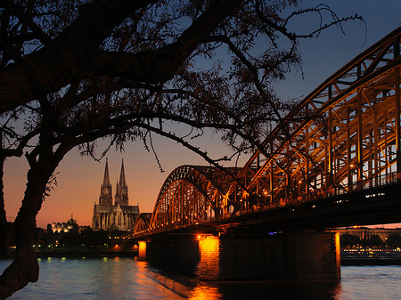 Foto Kölner Dom hinter der Hohenzollernbrücke