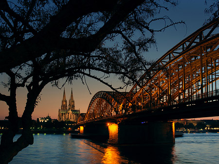 Kölner Dom hinter der Hohenzollernbrücke Foto 