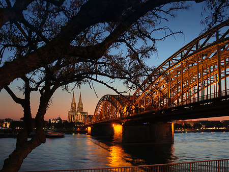 Foto Kölner Dom hinter der Hohenzollernbrücke